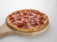 بيتزا بيبيروني بالنقانق