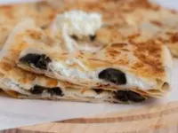 فطيرة جبنة بيضاء زيتون