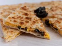 فطيرة جبنة شيدر بالزيتون