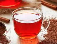 كوب شاي أحمر