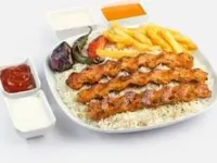 صحن نفر ثلاثة اسياخ كباب دجاج مع الرز والبطاطس والسلطات