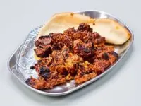 صحن نفر ثلاثة اسياخ اوصال لحم مع الرز والبطاطس والسلطات