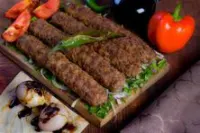 صحن نصف كيلو ستة اسياخ كباب لحم مع الرز والبطاطس والسلطات