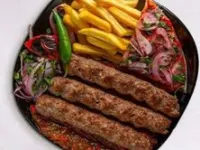 صحن واحد كيلو اثنا عشر سيخ كباب لحم مع الرز والبطاطس والسلطات