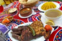 وجبة نصف فراخ على الفحم مع كباب وخضار