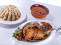 وجبة نص بطة محمرة مع الرز مع الخضار