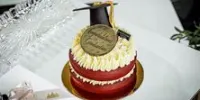 كيكة ردڤيلڤت تشيز كيك مع قبعة التخرج