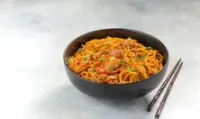 سيشوان بالدجاج والنودلز