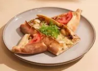 قارب زيتون مع لبنة