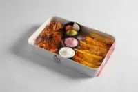 وجبة نصف فروج مخلي مع بطاطا ويدجز