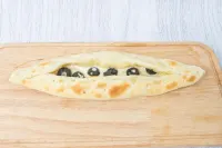 جبن بالزيتون - وسط