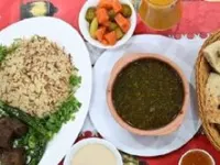 وجبة لحم محمر يقدم مع ارز بشعريه وملوخيه وشوربة لسان عصفور وخبز وسلطات