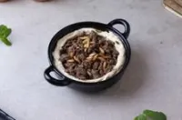 حمص باللحم والصنوبر