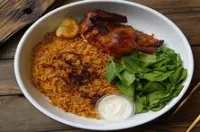 نصف دجاجة مع أرز محمر حار