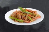 مكرونة خضار و دجاج (صيني) صغير